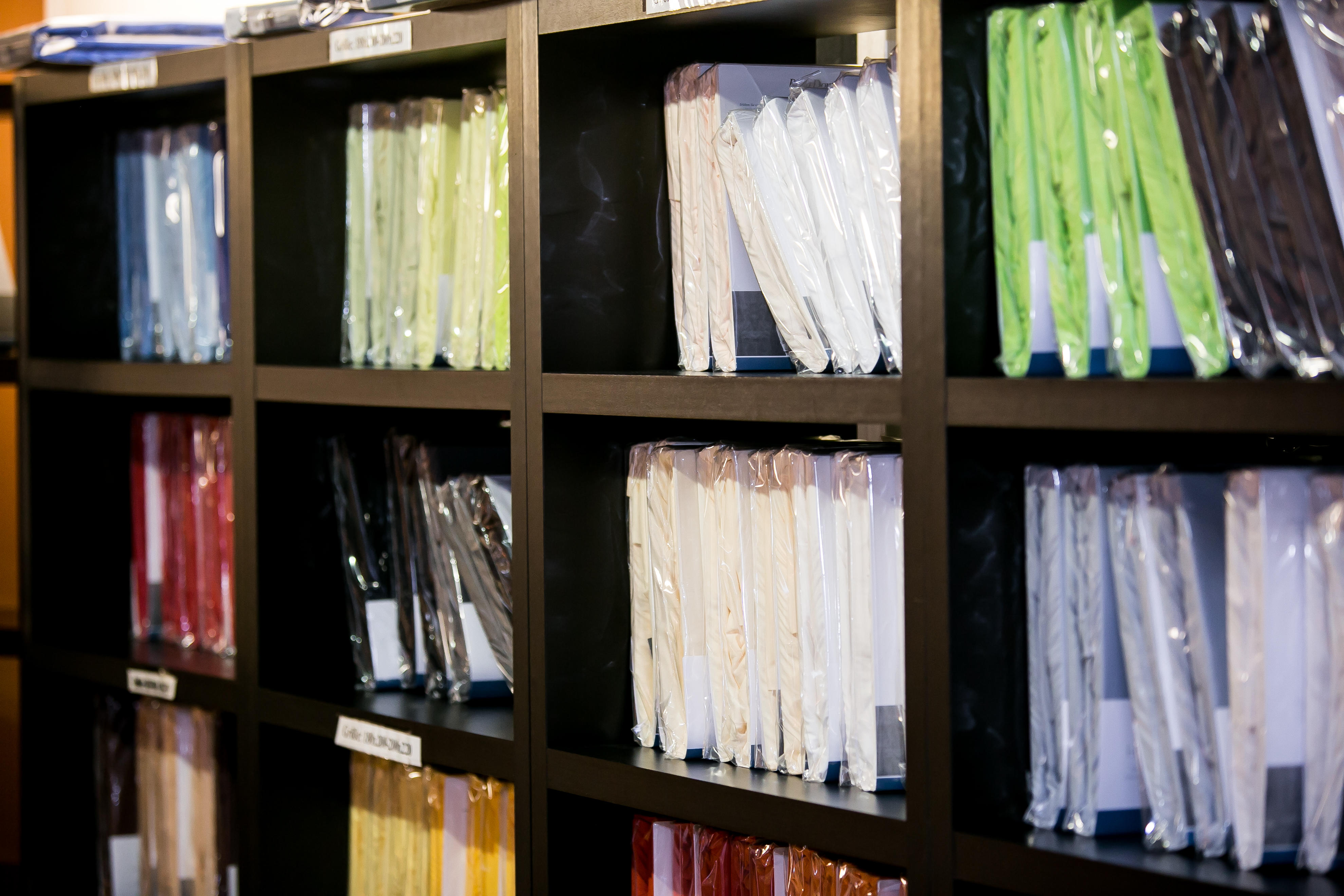 Darstellung der Farbvariationen von Wasserbetttüchern in Verkaufsregal