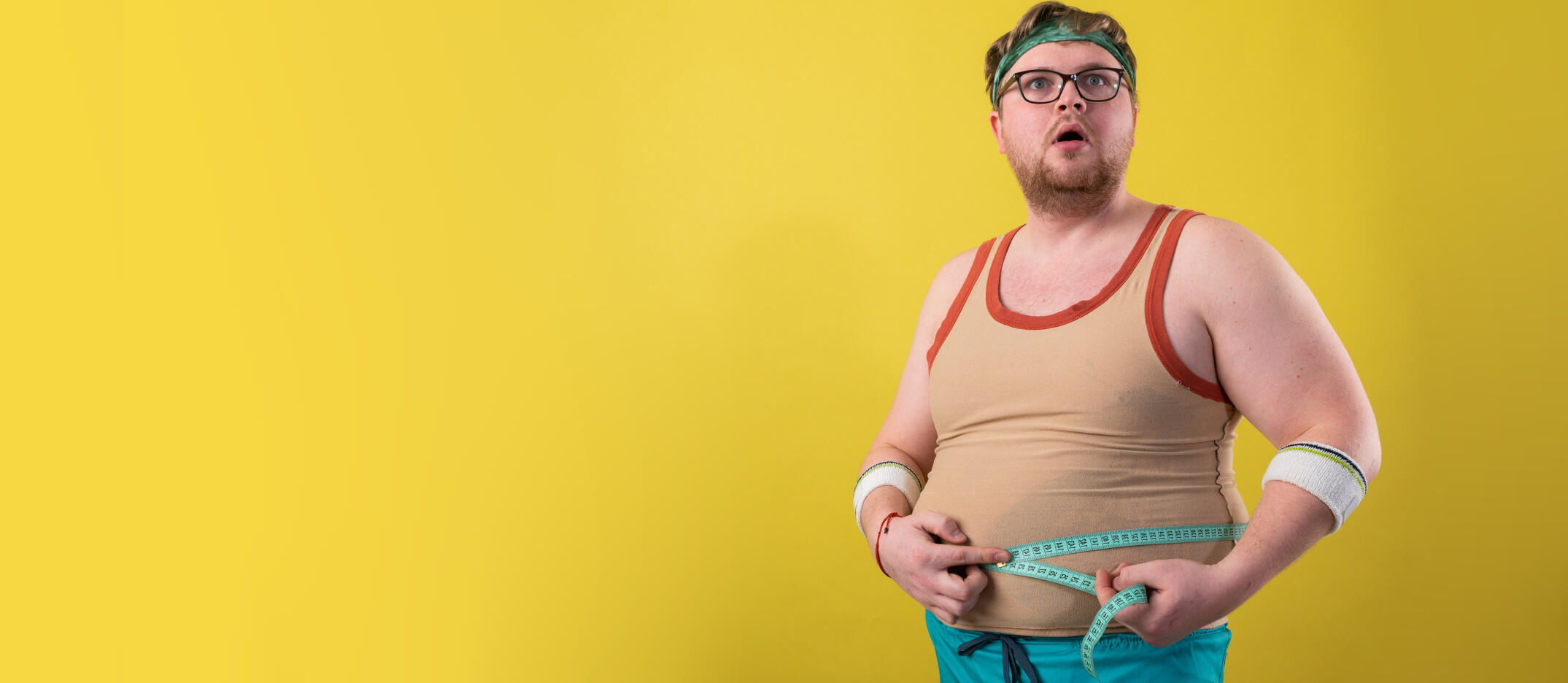 Aufdem Bild liegt eine Frau im Bett und fächelt sich mit einem Fächer Luft zu, weil sie schwitzt