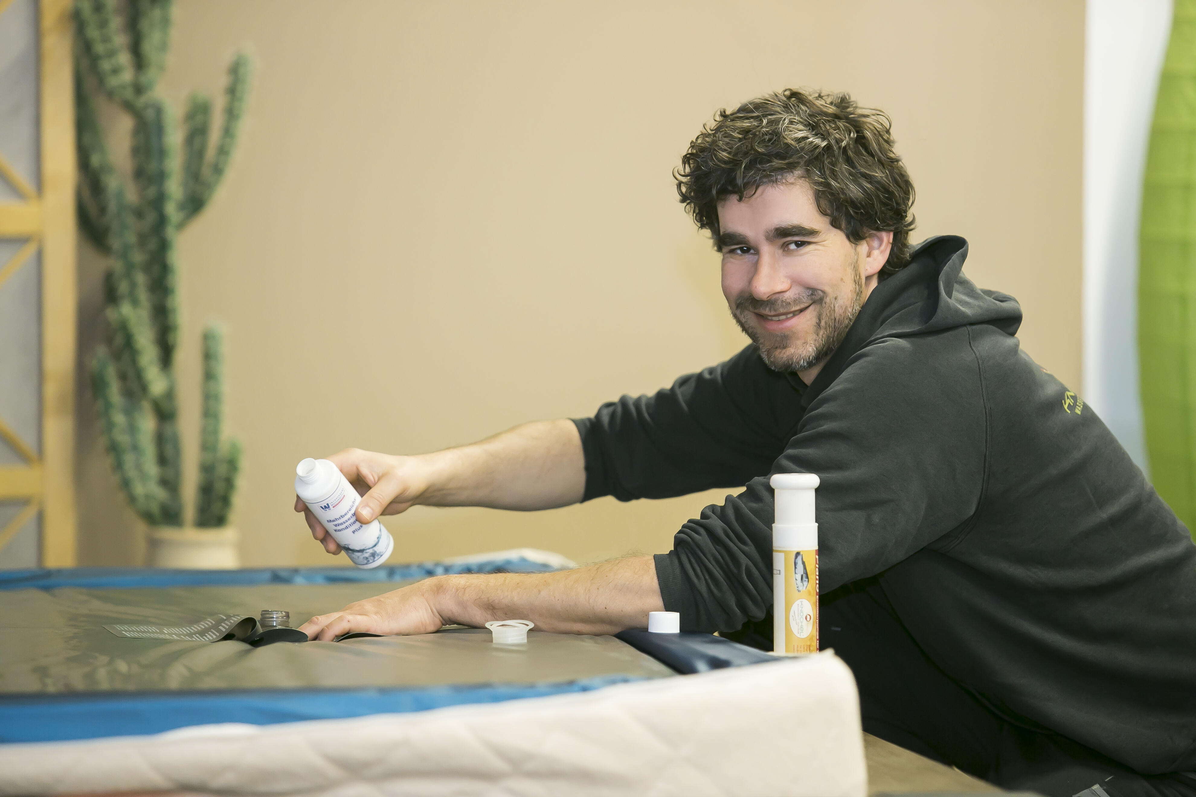 Knöchel Kundendienstmitarbeiter zeigt "Daumen hoch" auf Werkzeugkiste