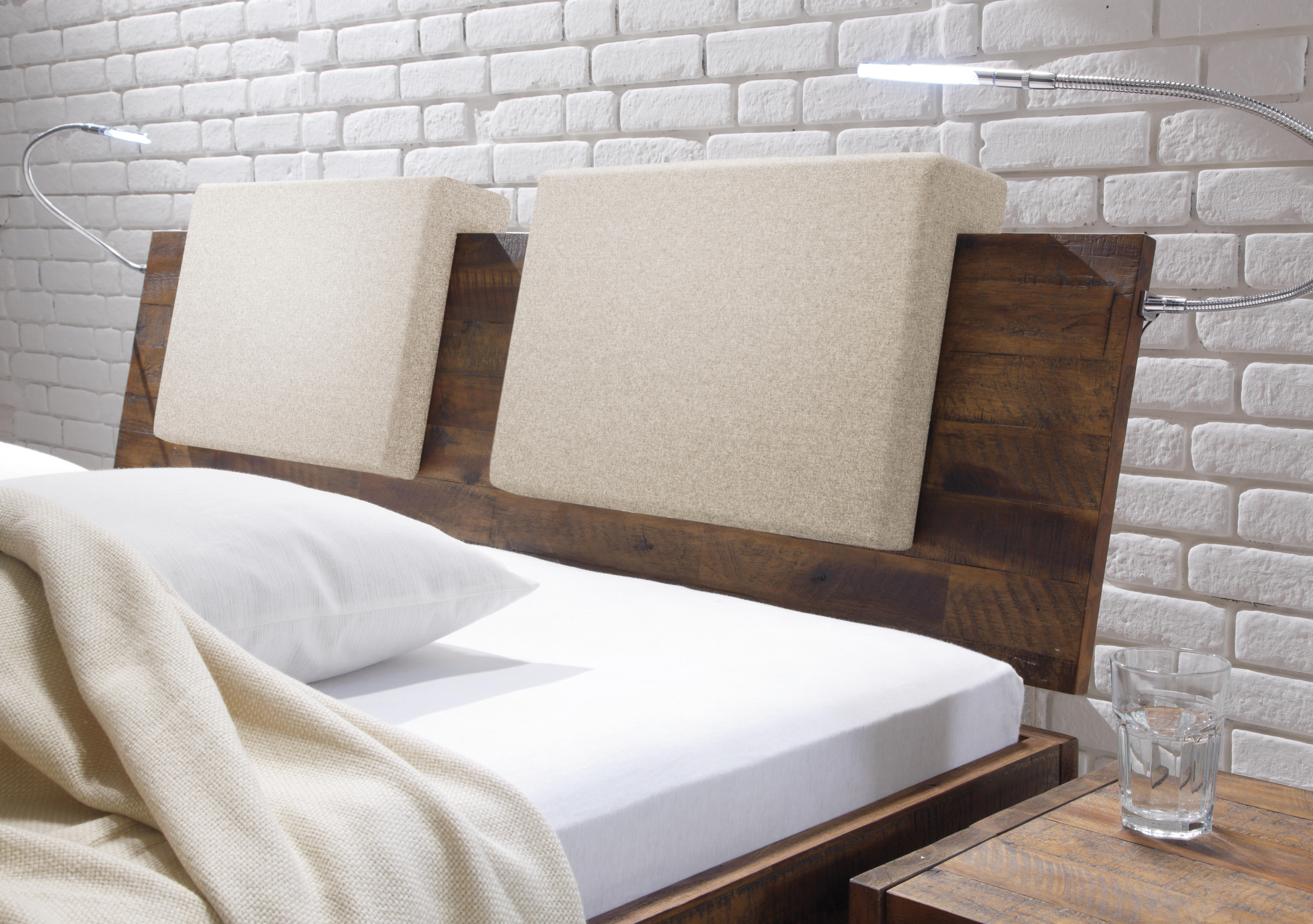 Bild zeigt ein moderenes Wasserbet mit einem gepolsterten Kopfteil