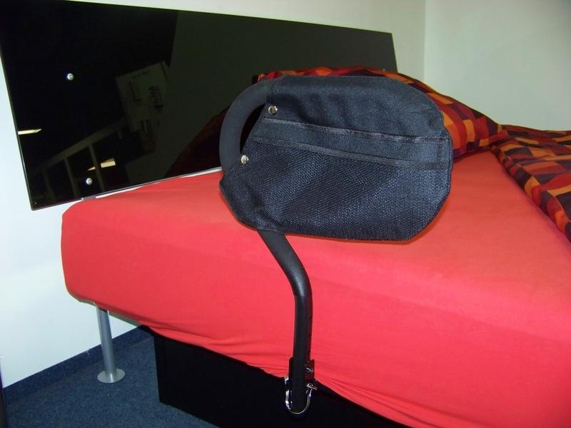 Bild des Bettgriffs "Bettcane" an Wasserbett montiert