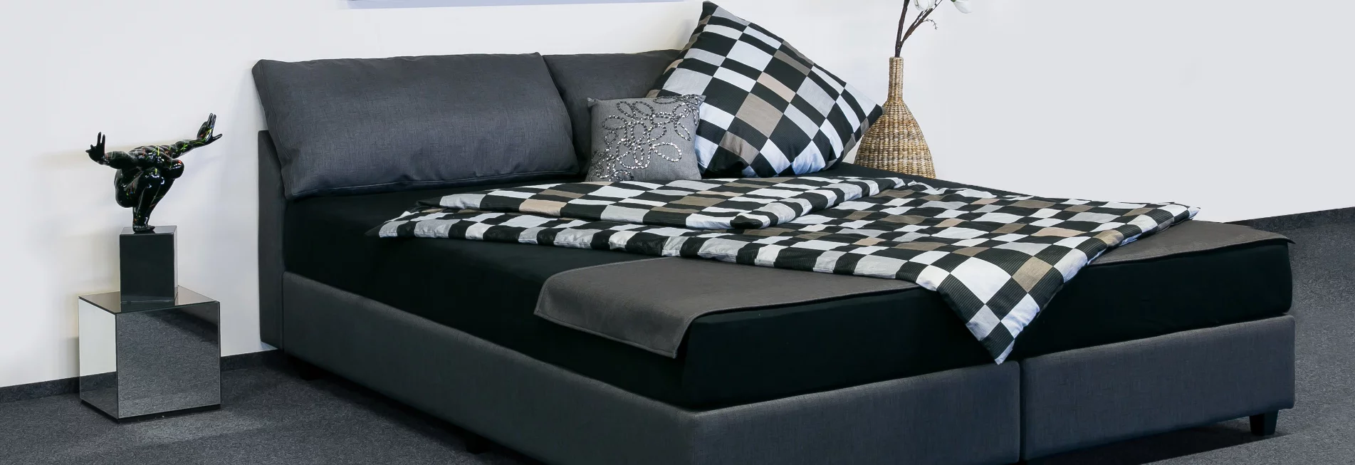 Bild von Wasserbett "Canis Majoris" mit Kopfteil in der Ausstellung mit Kissen und Stepp-Einziehdecke